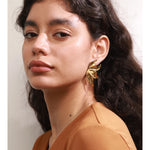 Yhpup Brincos de flor de metal de aço inoxidável à prova d'água 18K banhado a PVD dourado joias da Europa da moda