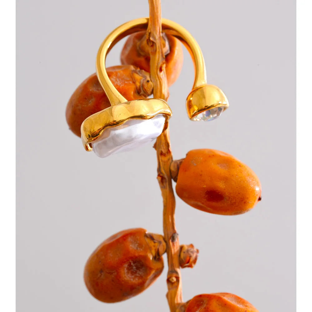 Anel Ajustável Yhpup de Aço Inoxidável com Pérolas Barrocas Simuladas e Zircônia, Banhado a Ouro 18K PVD, Joia Exclusiva e Elegante