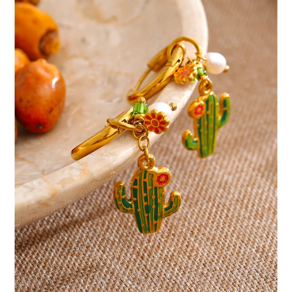 Brincos de Argola Yhpup de Aço Inoxidável com Pérola Natural e Esmalte em Formato de Cacto, Joia Artesanal Elegante e Exclusiva para o Verão, Banhada a Ouro 18K PVD