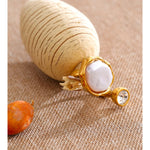 Anel Ajustável Yhpup de Aço Inoxidável com Pérolas Barrocas Simuladas e Zircônia, Banhado a Ouro 18K PVD, Joia Exclusiva e Elegante