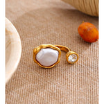 Anel Ajustável Yhpup de Aço Inoxidável com Pérolas Barrocas Simuladas e Zircônia, Banhado a Ouro 18K PVD, Joia Exclusiva e Elegante