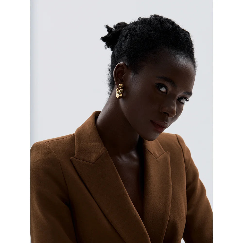 Yhpup Brincos redondos grossos em forma de C de aço inoxidável, joias incomuns, textura de metal à prova d'água, acessórios atraentes para mulheres, presente