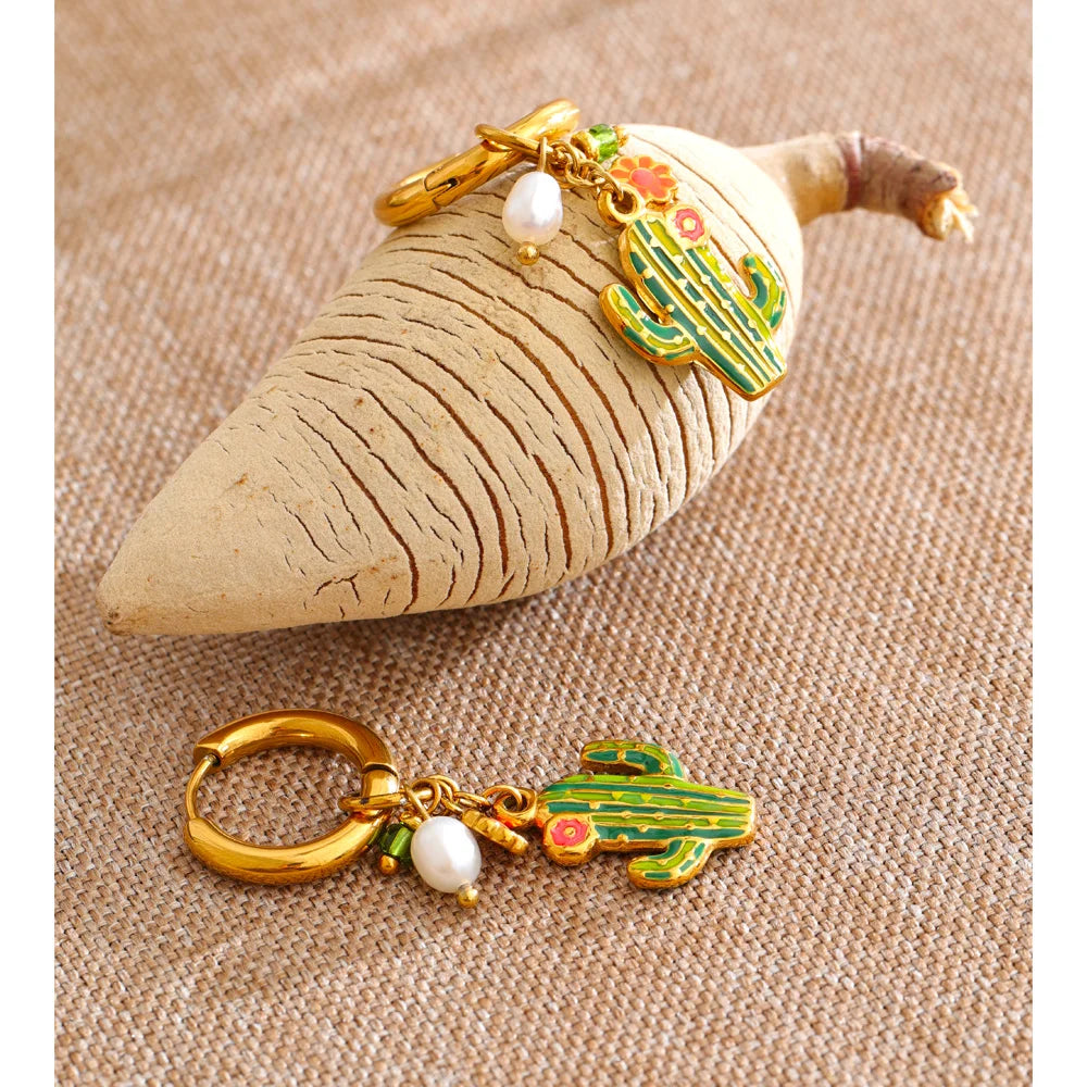 Brincos de Argola Yhpup de Aço Inoxidável com Pérola Natural e Esmalte em Formato de Cacto, Joia Artesanal Elegante e Exclusiva para o Verão, Banhada a Ouro 18K PVD