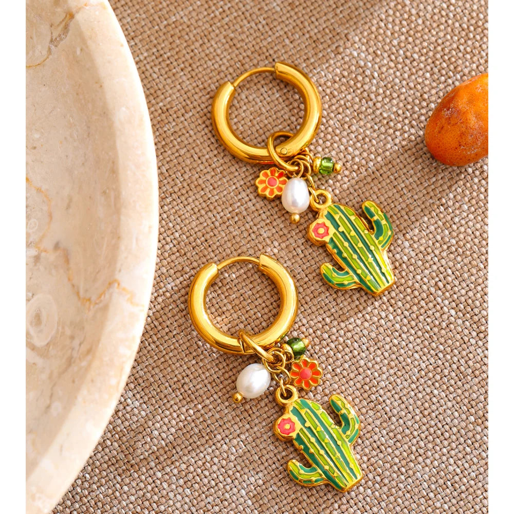 Brincos de Argola Yhpup de Aço Inoxidável com Pérola Natural e Esmalte em Formato de Cacto, Joia Artesanal Elegante e Exclusiva para o Verão, Banhada a Ouro 18K PVD