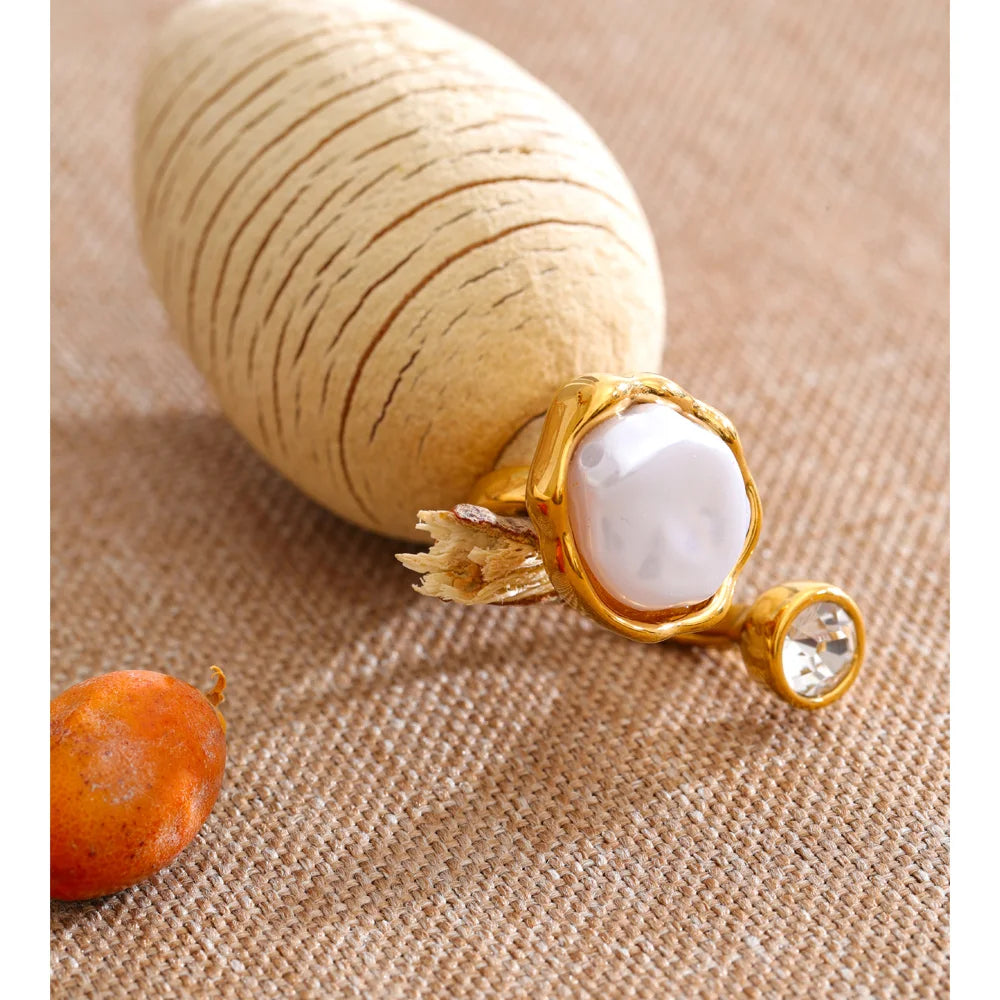 Anel Ajustável Yhpup de Aço Inoxidável com Pérolas Barrocas Simuladas e Zircônia, Banhado a Ouro 18K PVD, Joia Exclusiva e Elegante