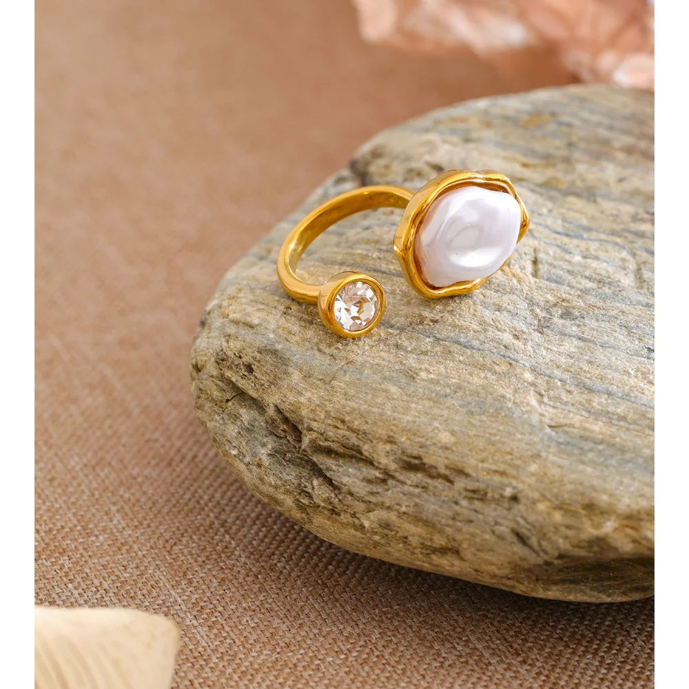 Anel Ajustável Yhpup de Aço Inoxidável com Pérolas Barrocas Simuladas e Zircônia, Banhado a Ouro 18K PVD, Joia Exclusiva e Elegante