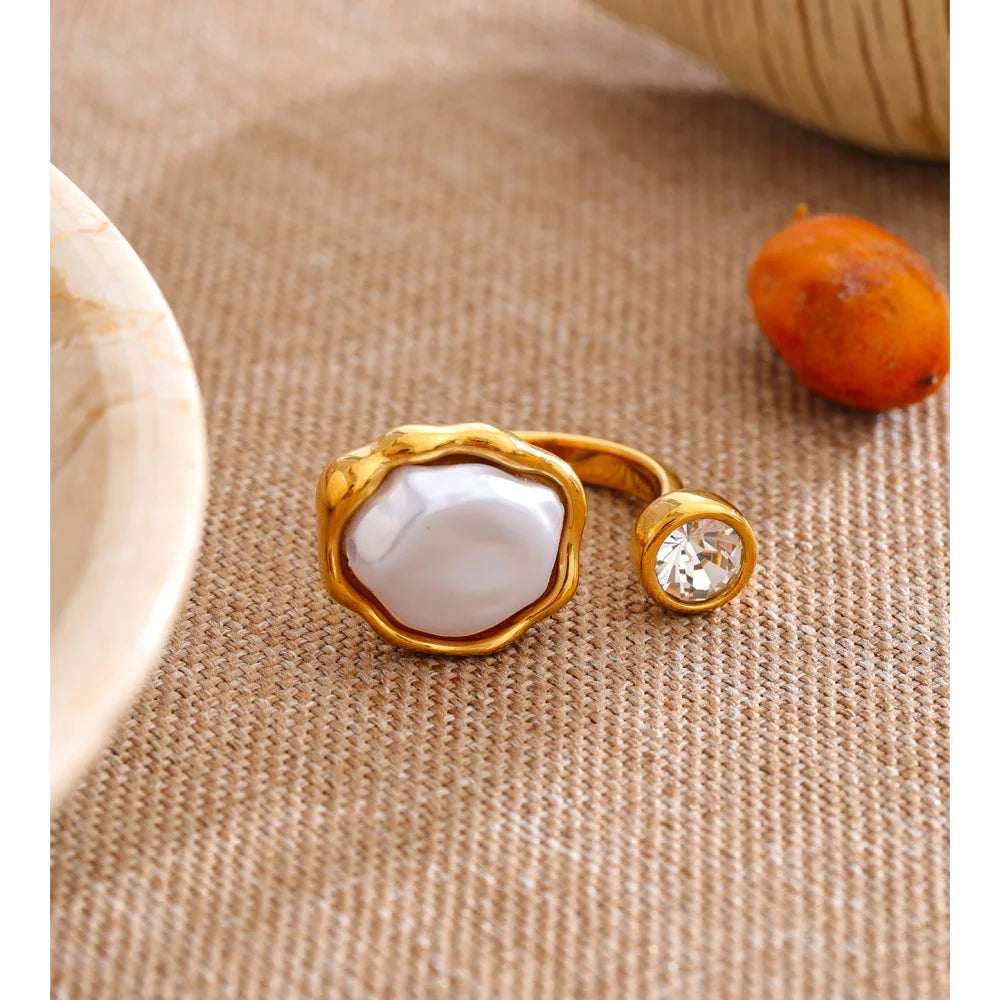 Anel Ajustável Yhpup de Aço Inoxidável com Pérolas Barrocas Simuladas e Zircônia, Banhado a Ouro 18K PVD, Joia Exclusiva e Elegante
